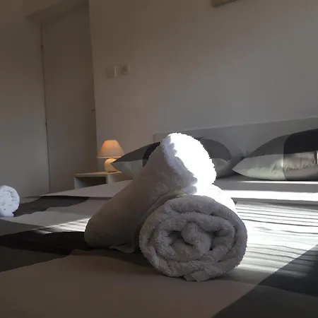 شقة Nina